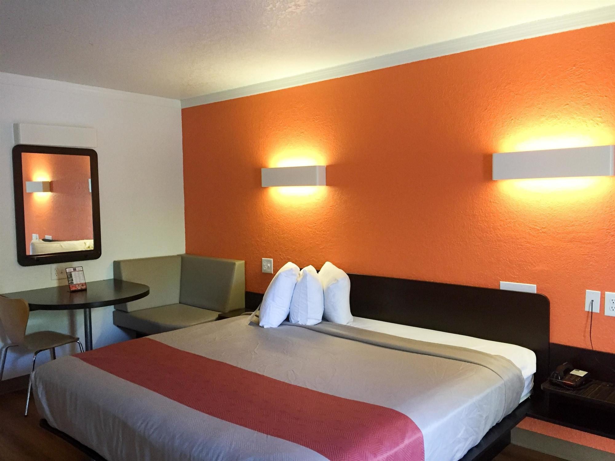 Hotel 6-tampa, Fl - Fairgrounds 4*