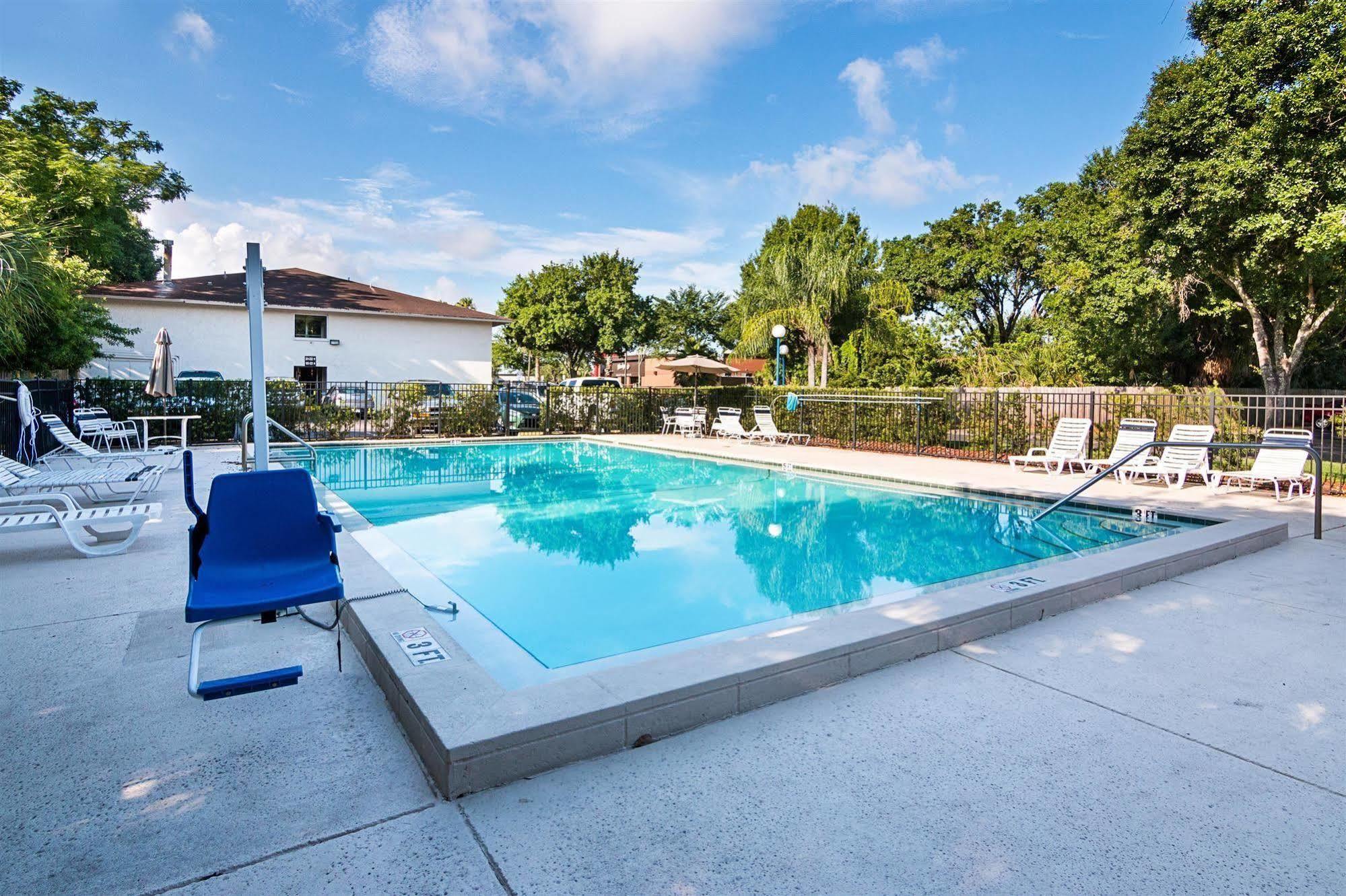 Hotel 6-tampa, Fl - Fairgrounds 2*