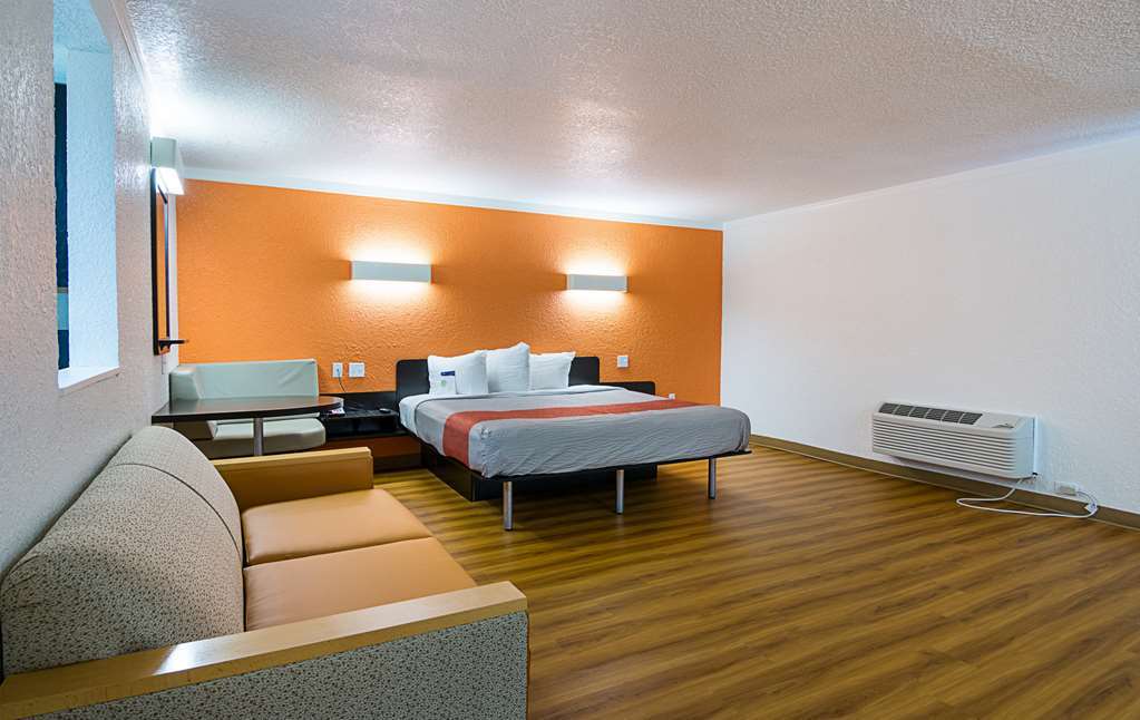 Hotel 6-tampa, Fl - Fairgrounds Heartland